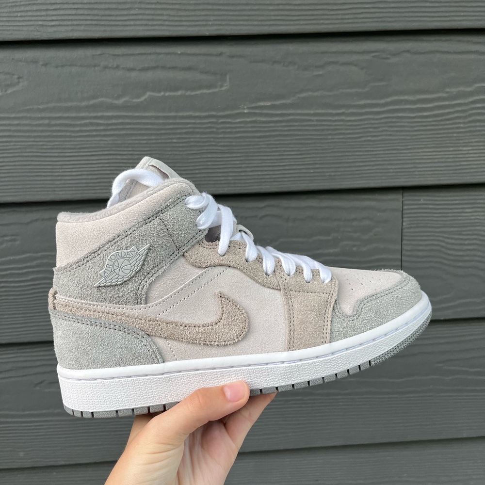 Nike air jordan 1 mid SE womens